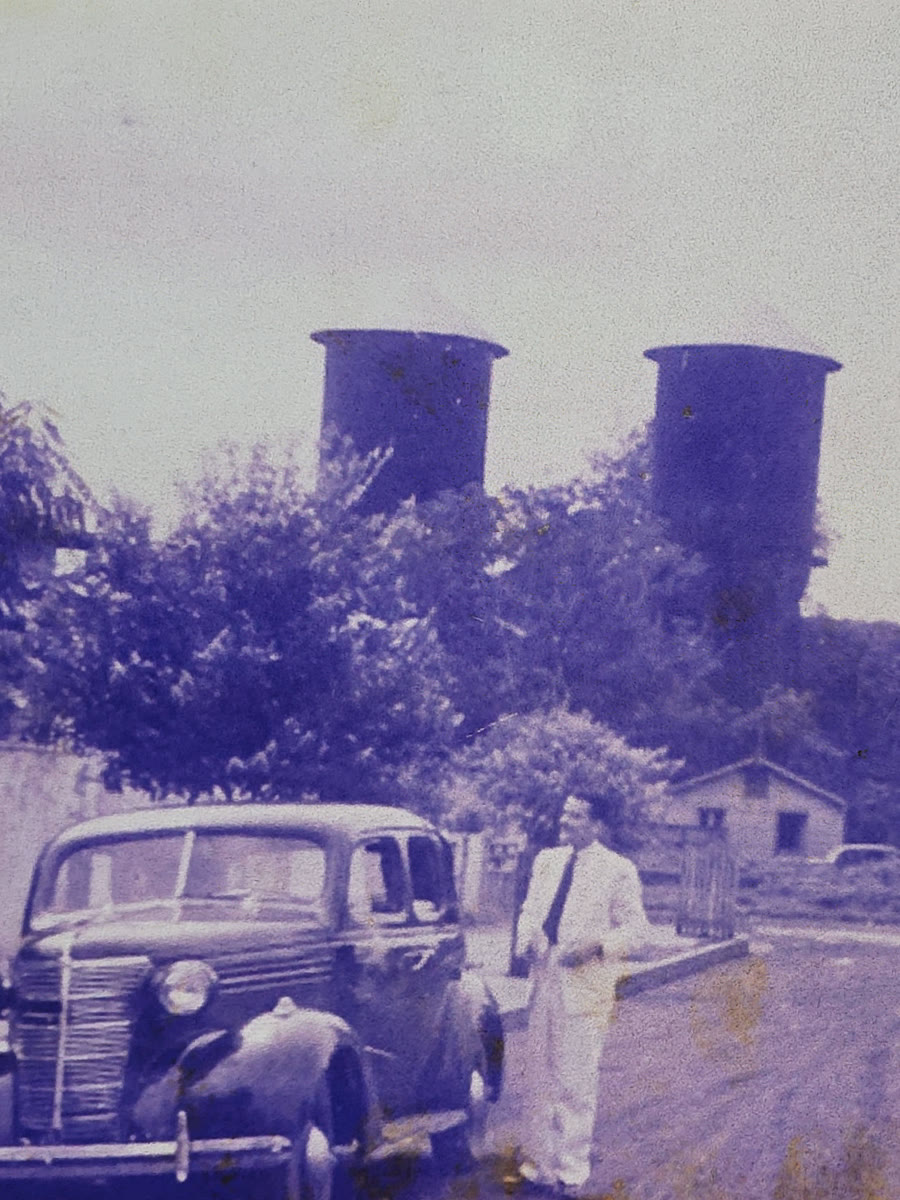 Foto antiga do centro de Porto Velho com as caixas d'água e um carro dos anos 40