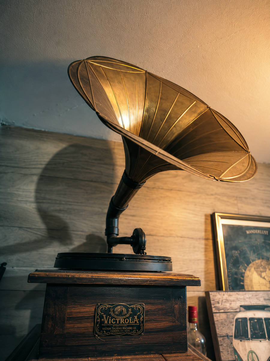 Vitrola Victrola antiga com corneta de latão sobre um móvel de madeira
